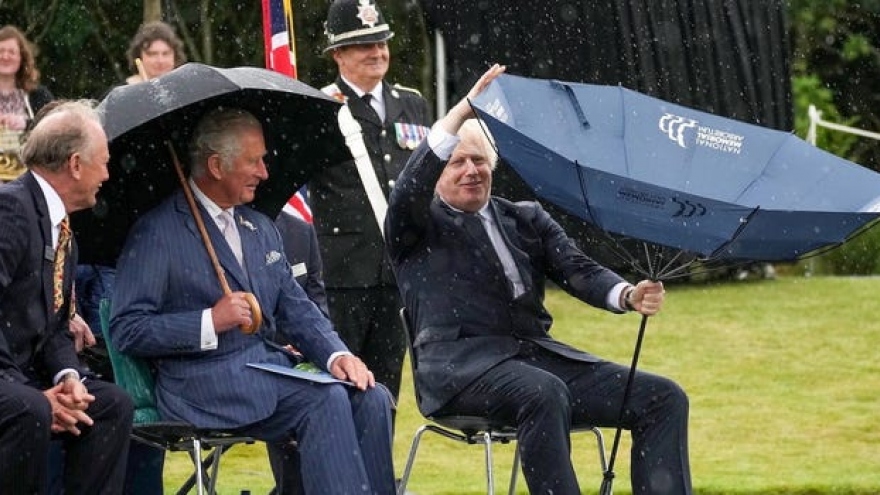 Quan khách bật cười khi Thủ tướng Anh Boris Johnson loay hoay với chiếc ô
